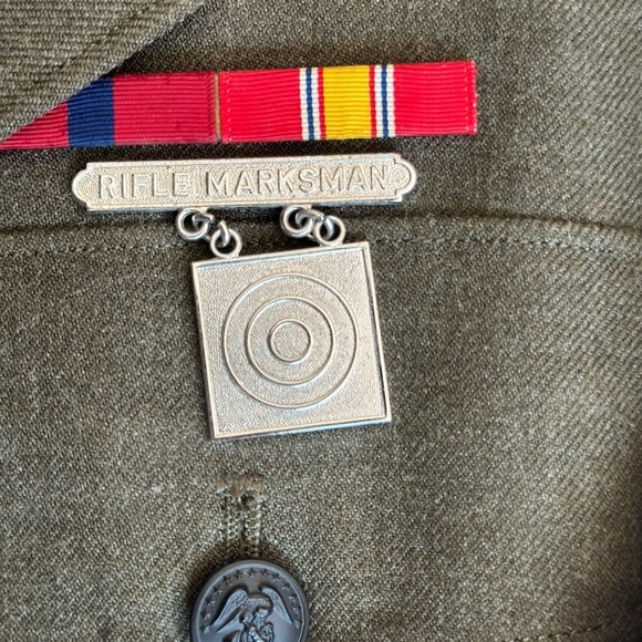 Olive green with red patches vintage military 
rifle marksman coat with belt. - Picture 3 of 7